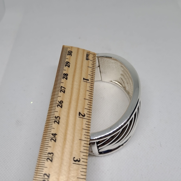 Premier Design Hinged Bracelet 7” Chunky Statement Bangle Silver Tone - Picture 7 of 9